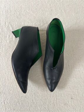 GRAY MATTERS piega pumps / black green leather heel ankle booties / size 39